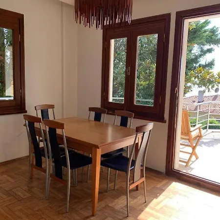 Luxury With Private Pool And Garden Appartement *